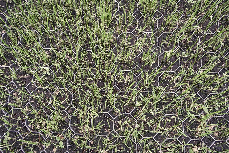 Rejilla permeable para césped en paisajes reforzados El refuerzo con rejillas para césped combina césped natural con una estructura resistente para crear superficies exteriores duraderas y permeables.