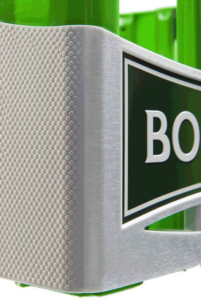 Bofferding | Maßgefertigte Kisten – DW Reusables Die Flaschenkisten von Bofferding zeichnen sich durch ihr funktionales und auffälliges Design aus. Die Kiste vereint die 3D-InMould-Label-Technik mit einer Oberfläche in Metallbürstoptik und einer zweifarbigen Überformung. Die Soft-Touch-Griffe sorgen für einen bequemen Transport.