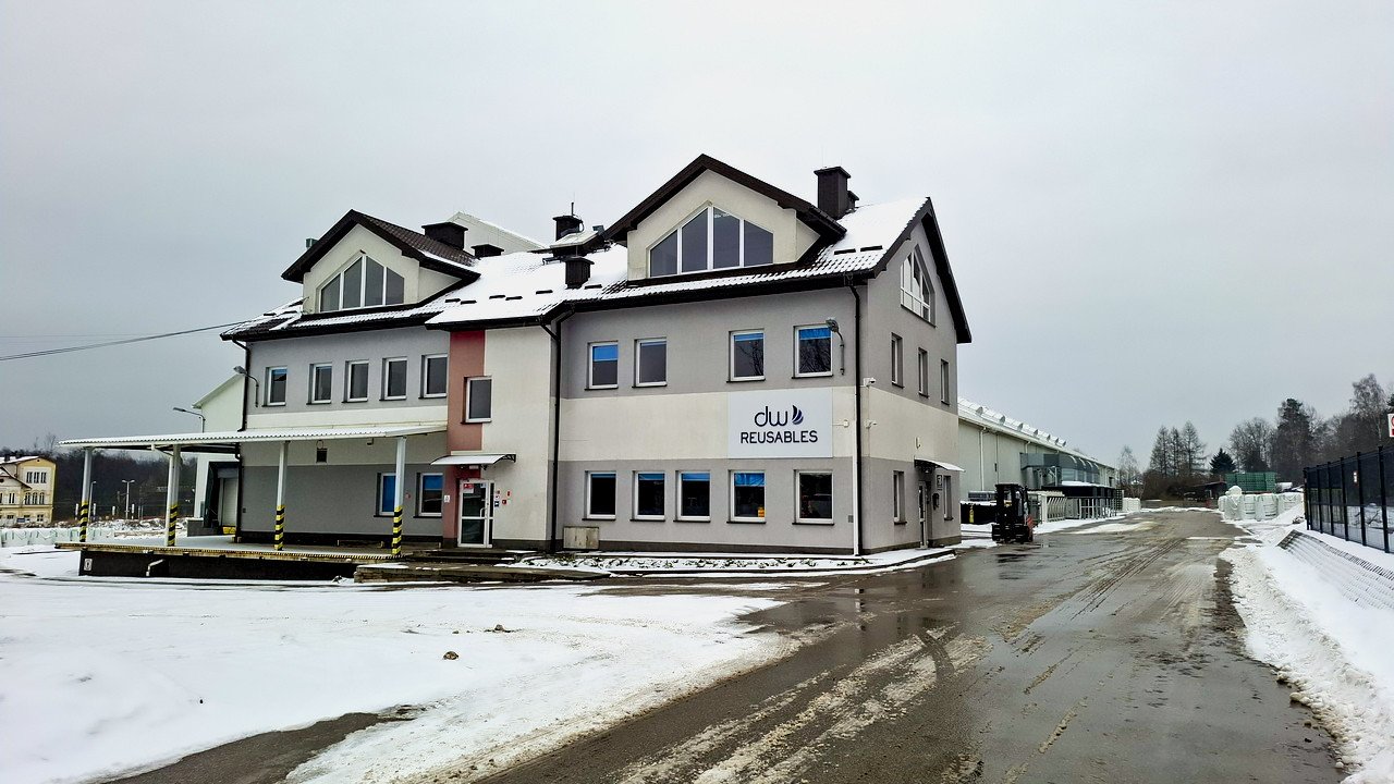 L'usine de fabrication de DW Reusables, située à Zagnańsk, en Pologne, produit des solutions d'emballages en plastique réutilisables pour des clients dans toute l'Europe.