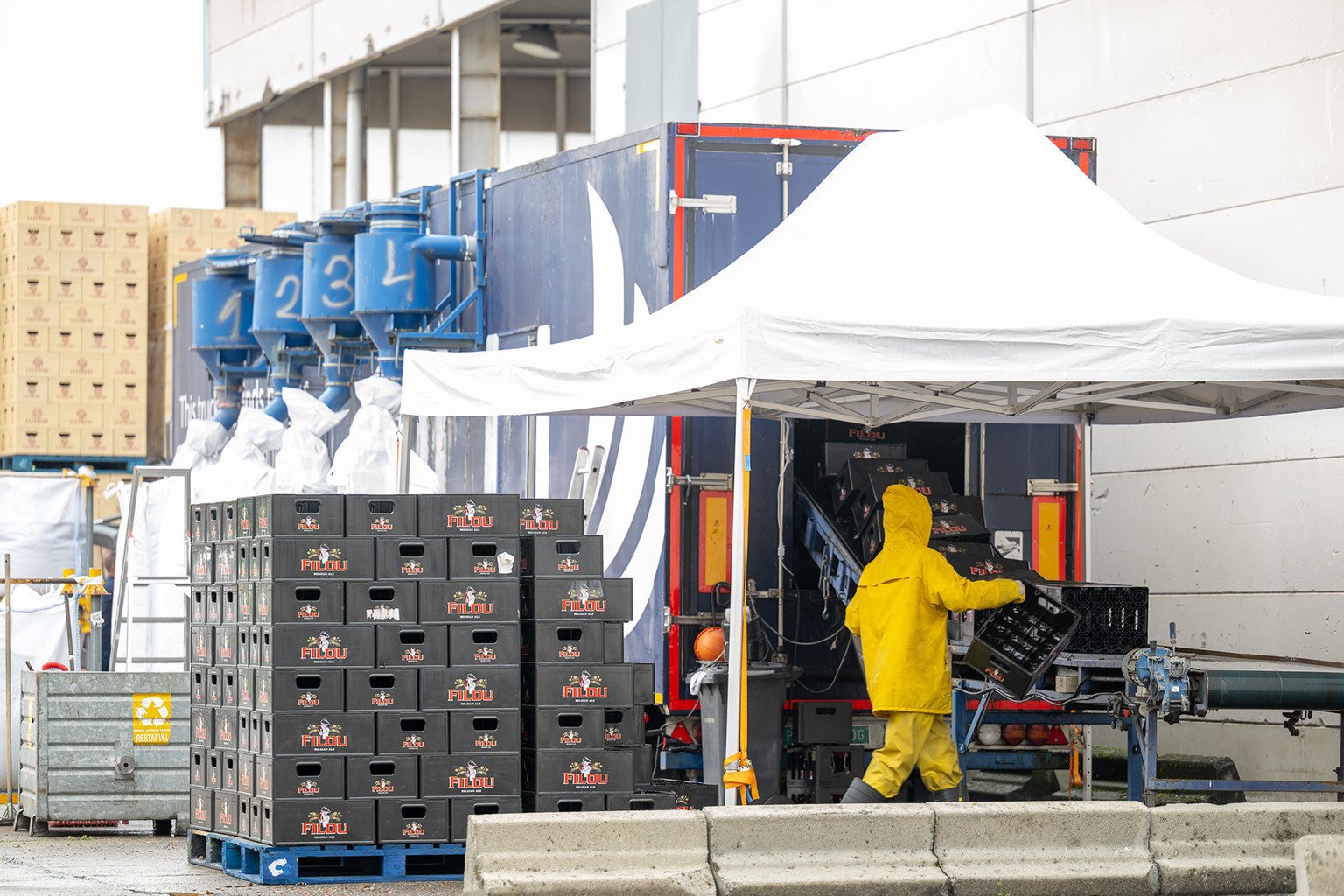 Szlifowanie mobilne | DW Reusables Firma DW Reusables zamyka cykl produkcyjny, przetwarzając zużyte materiały na nowe, wysokiej jakości opakowania wielokrotnego użytku.