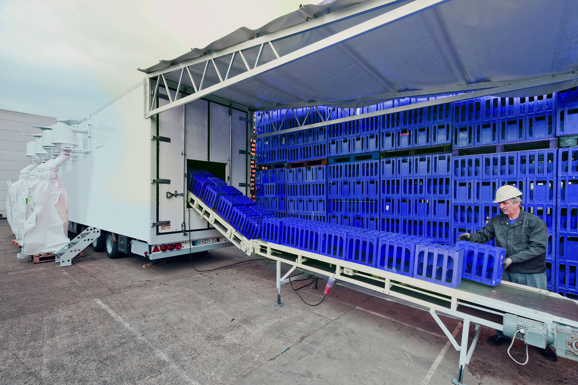 Mobile Grinding | DW Reusables DW Reusables closes the loop by recycling used materials into new high-quality reusable packaging solutions.