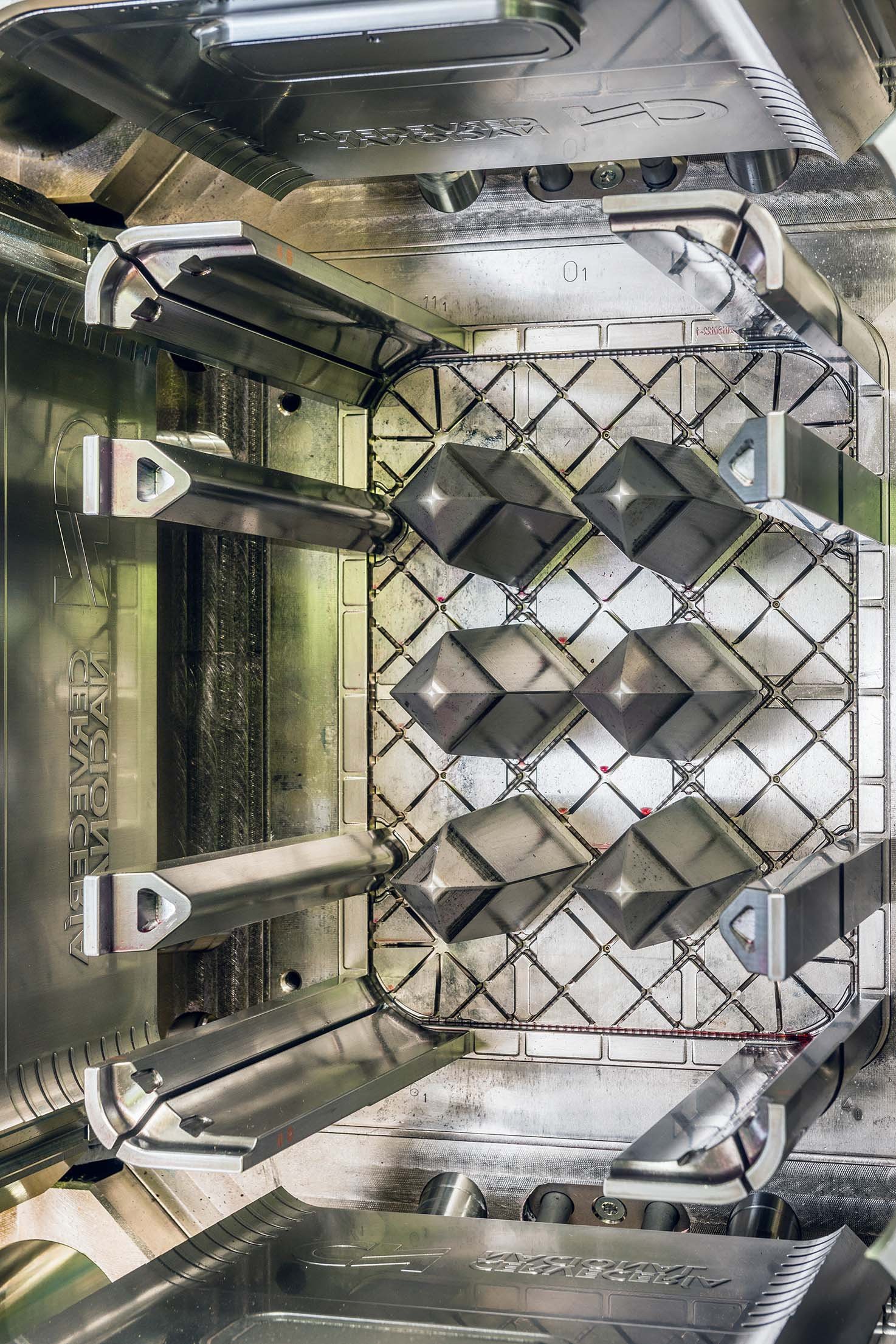Injection Moulding Technology | DW Reusables Industrial injection moulding expertise focused on durable, high-performance reusable packaging solutions for demanding environments.