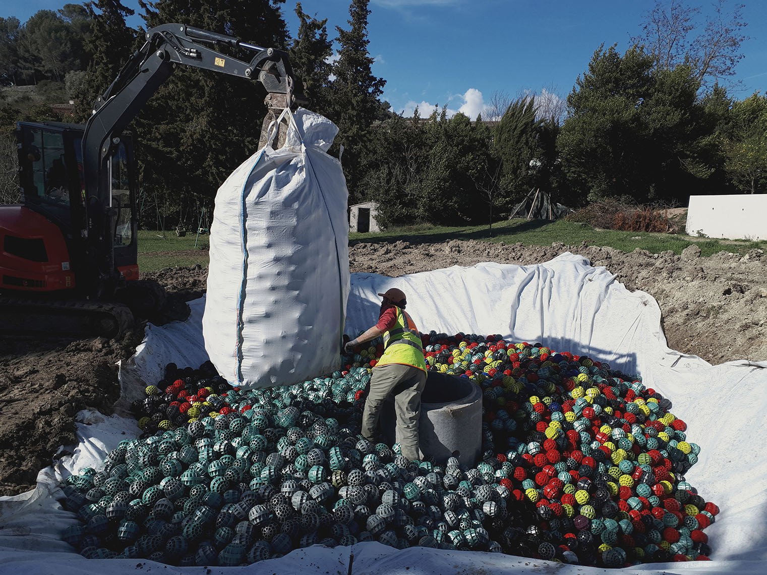 La instalación de elementos Beaulex crea capacidad de almacenamiento subterráneo que permite que el agua de lluvia se infiltre gradualmente en el suelo.
