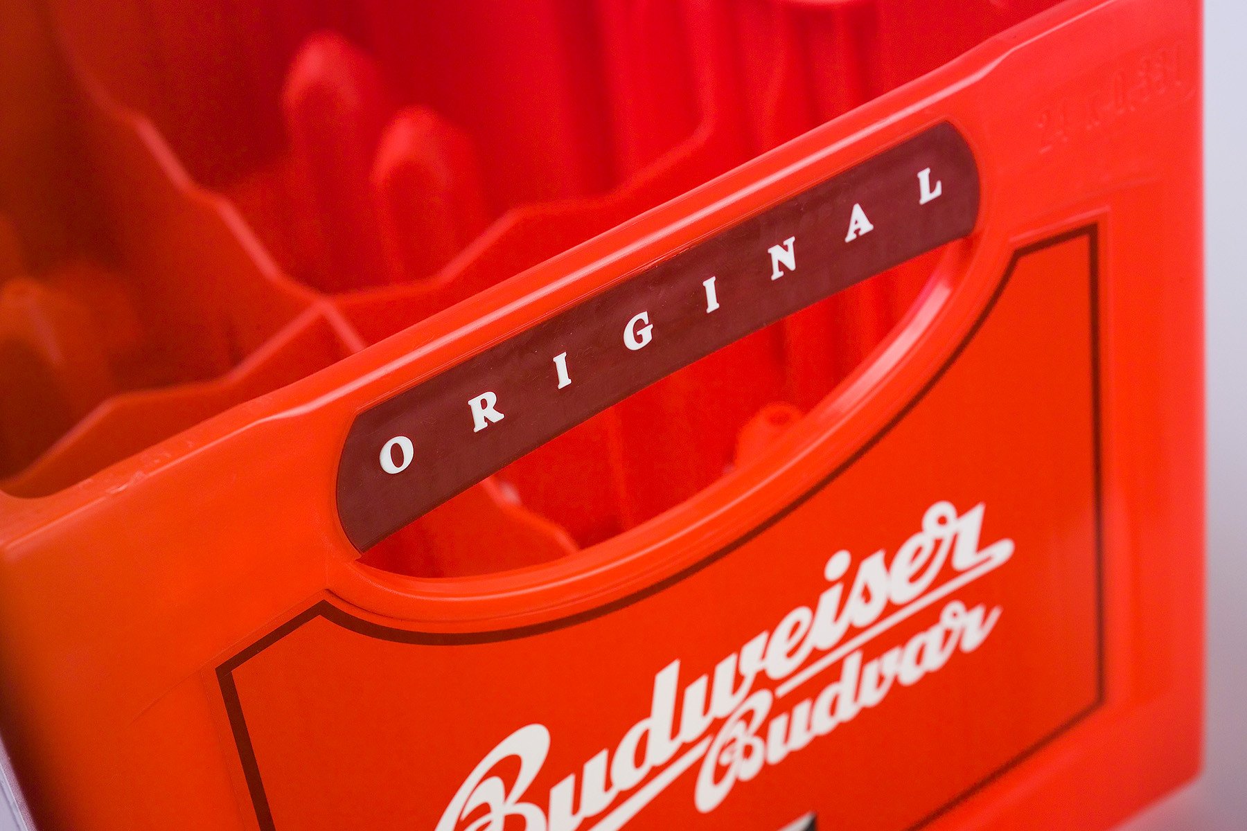 La caisse Budweiser Budvar se distingue par son design résolument minimaliste. L'étiquette rouge InMould s'harmonise parfaitement avec la couleur de la caisse. La poignée « soft touch » ornée d'un lettrage sur les quatre côtés offre un confort optimal et apporte une touche ludique.