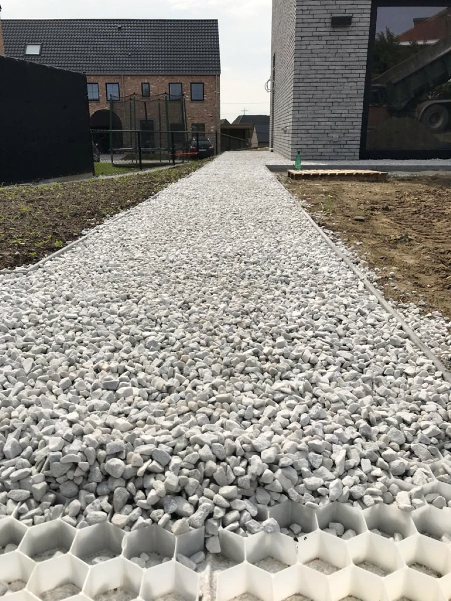 Las rejillas rellenas de grava crean una superficie estable y permeable, evitando el desplazamiento de la grava y la formación de surcos.
