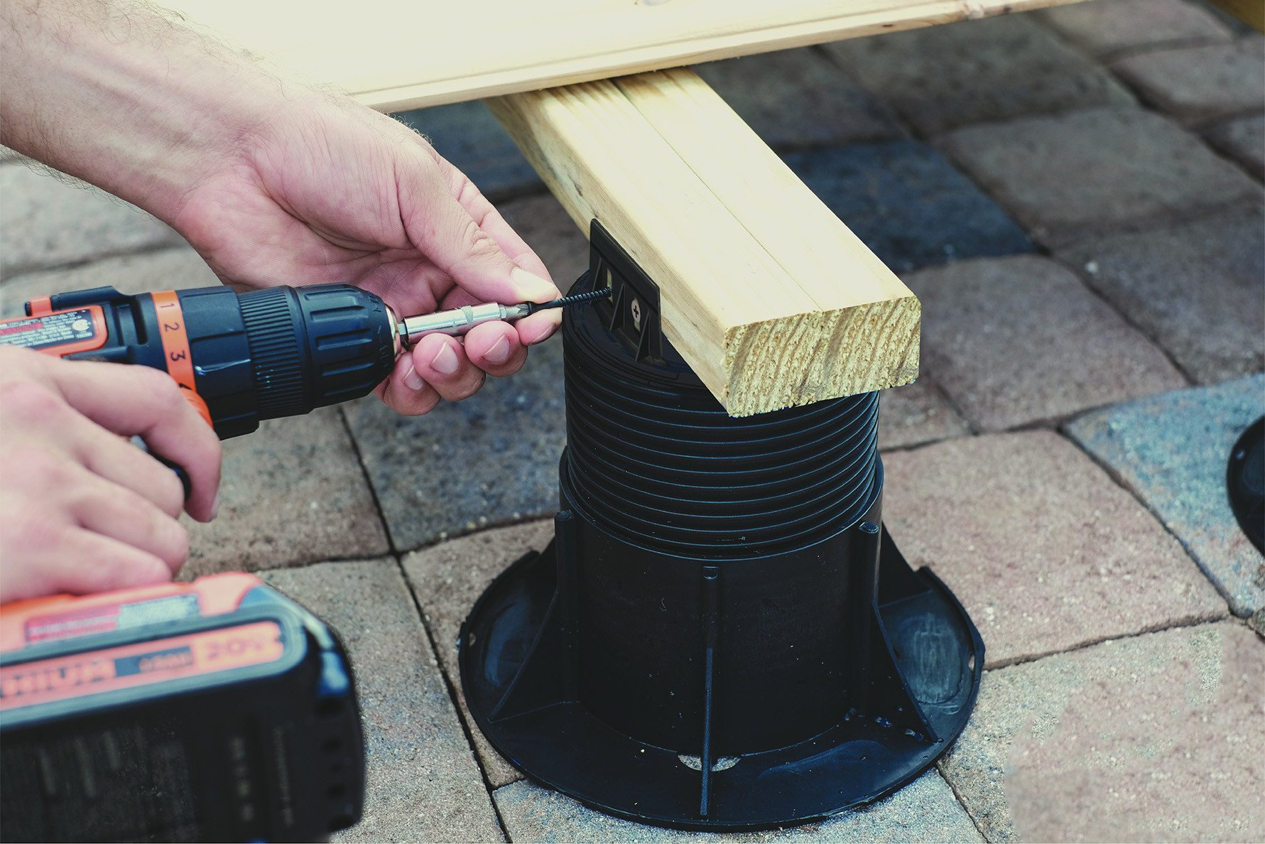 Pedestales regulables utilizados para instalar tarima de madera sobre una estructura de suelo elevado estable, nivelada y adaptable.